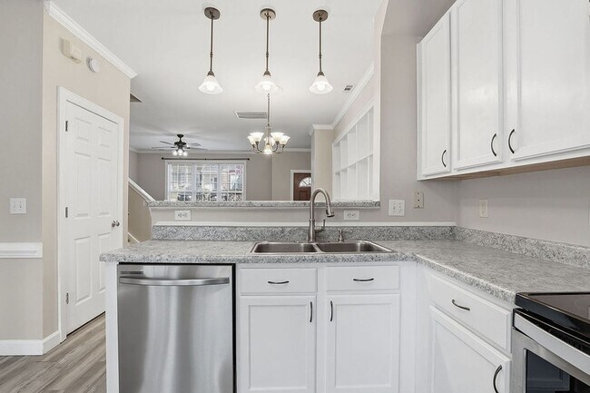 Building Photo - AVAILABLE NOW – Beautiful 3 Bed / 2.5 Bath Townhome in Prime North Raleigh Location