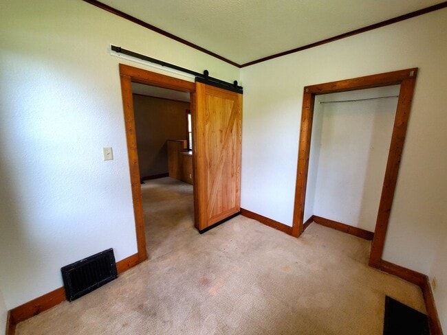 Building Photo - FOR RENT: 147 FRENCH- cute one bedroom bun...
