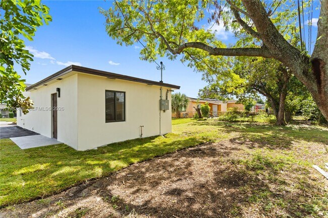 Building Photo - 15920 NW 17th Ct