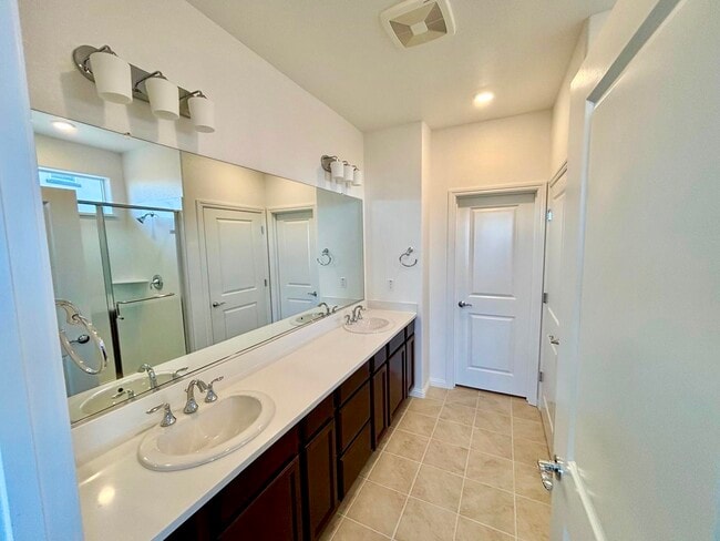 Building Photo - 1570 Pinchot Dr