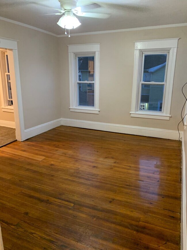 Building Photo - 168 Downs St