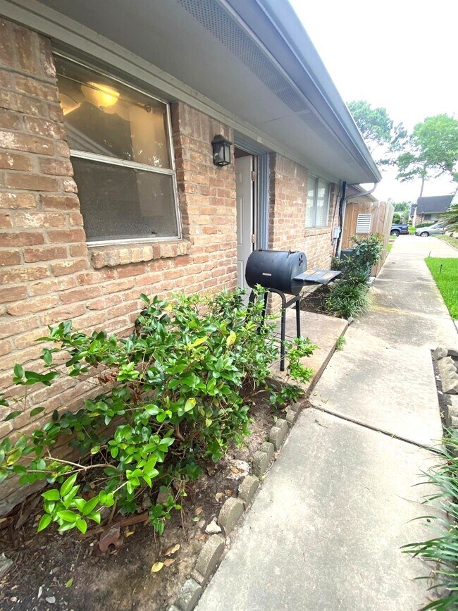 Building Photo - 1102 W Tri Oaks Ln