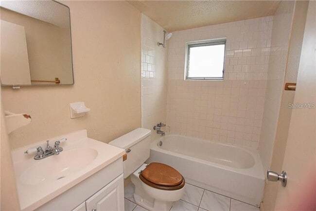Building Photo - 1311 Standish Dr