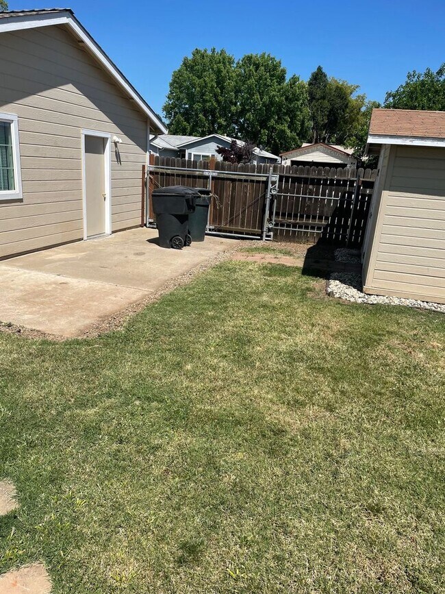 Building Photo - ROSEVILLE HOME FOR  RENT – Spacious 3 Bedroom Home on Large Corner Lot