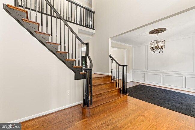 Building Photo - 9201 Golf Ct