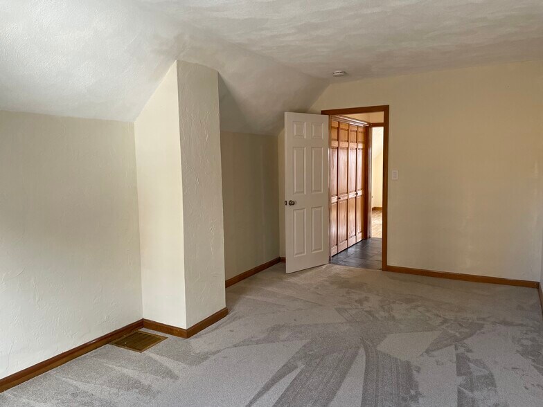 Building Photo - 27 Webster Pl