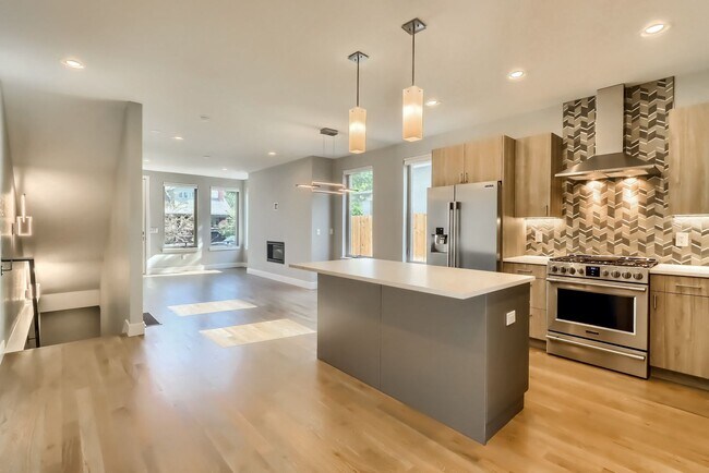 Building Photo - 3 bedroom Townhome + 2 Large Flex Spaces &...