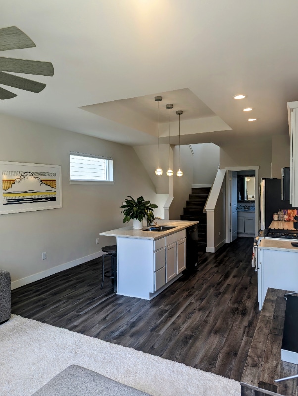 Building Photo - 957 W 12th Ave