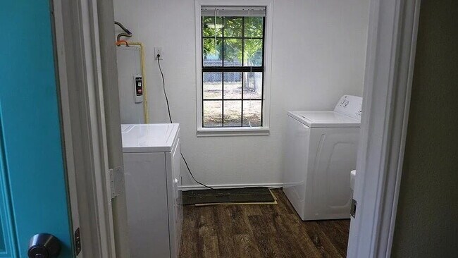 Building Photo - Cute 2/1.5 with All Appliances!