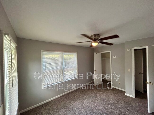 Building Photo - 8255 Lakeview Dr