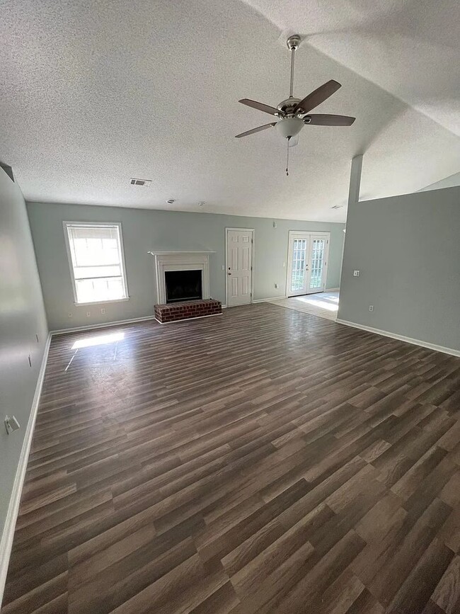 Building Photo - 3 Bedroom, 2 Bathroom Home available in Ma...