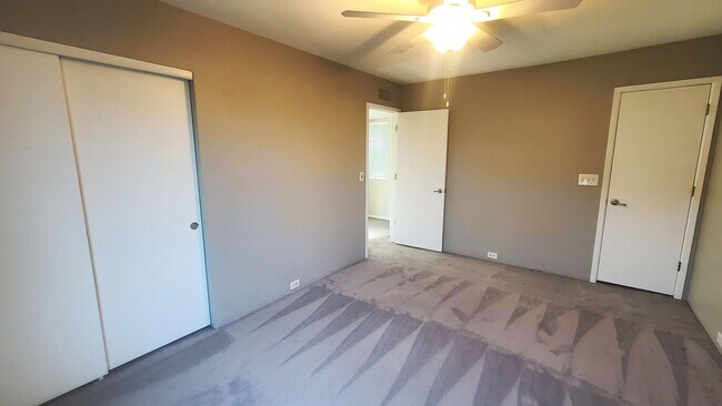 Building Photo - Pointe South Mountain 2-bedroom condo, gated, pool