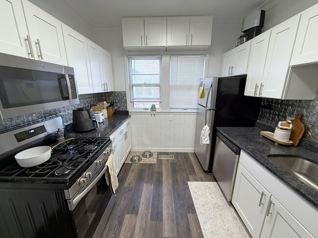 Building Photo - 2 Lathrop St