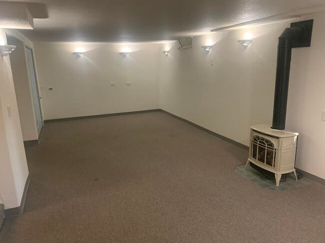 Building Photo - Colonial Style Home on Park-Like Grounds