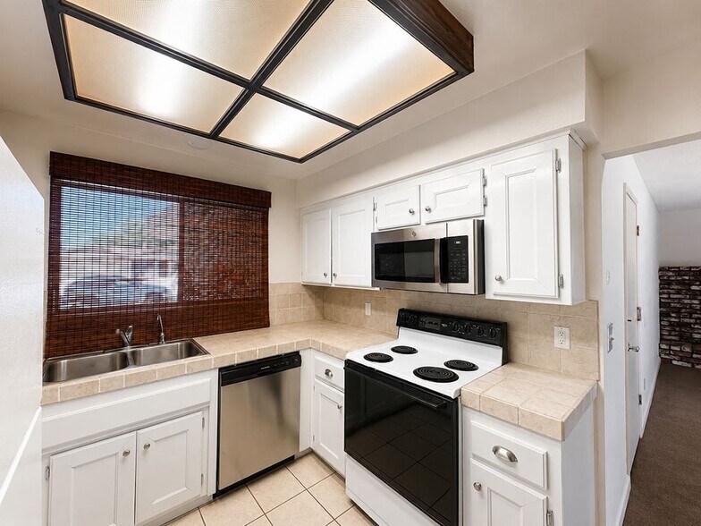 Building Photo - 3440 La Jolla Way