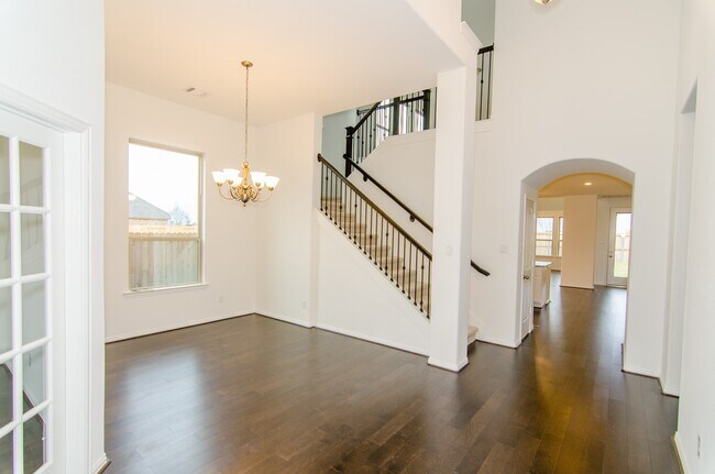 Building Photo - 18122 Glenlyon Dr