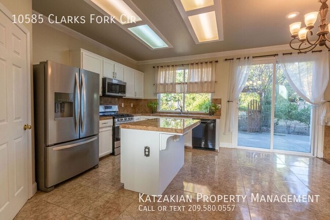 Building Photo - Charming 4-Bedroom Home in Spanos Park Wes...