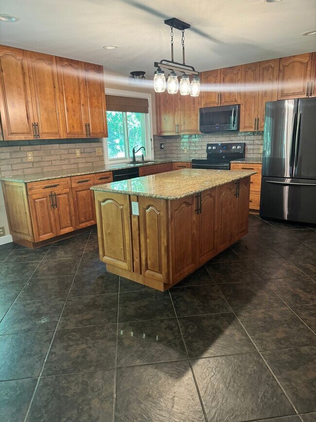 Building Photo - 3/4 Bedroom Single Family Home right off M...