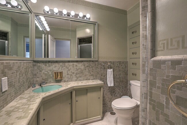 Building Photo - 618 Sycamore St NE