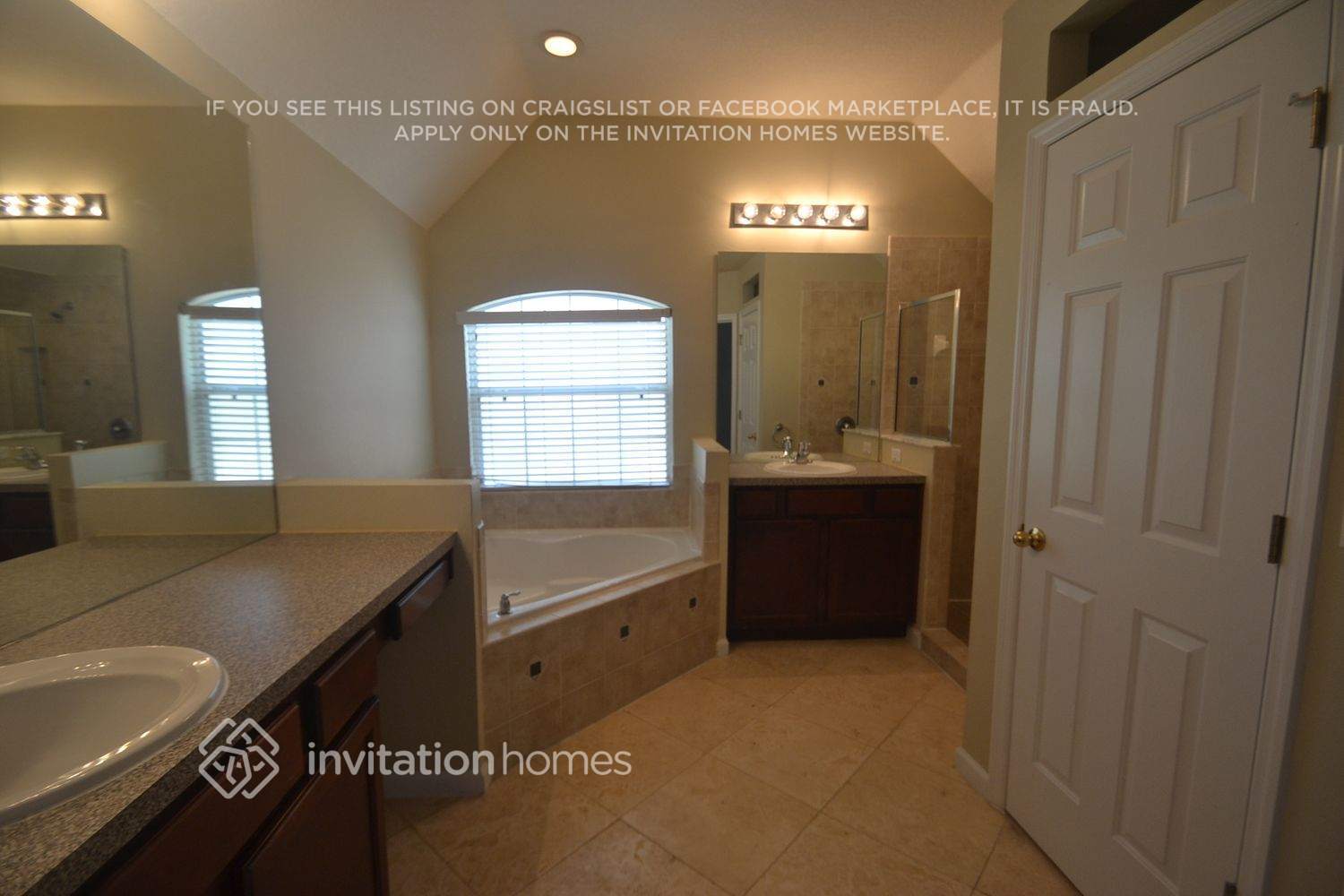 Building Photo - 13543 Via Roma Cir