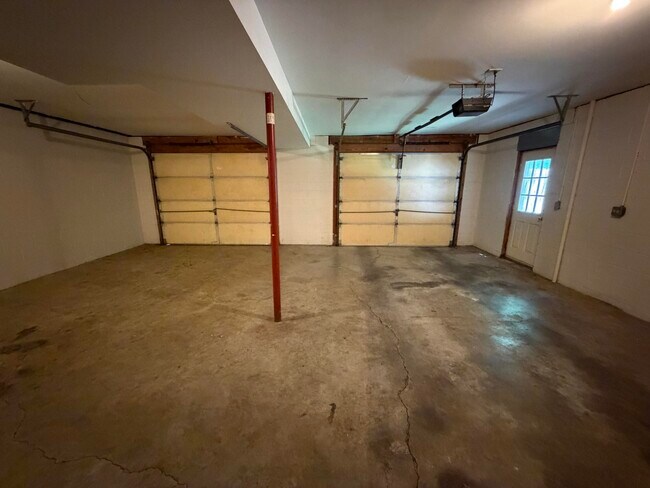 Building Photo - 1112 Pepperhill Cir