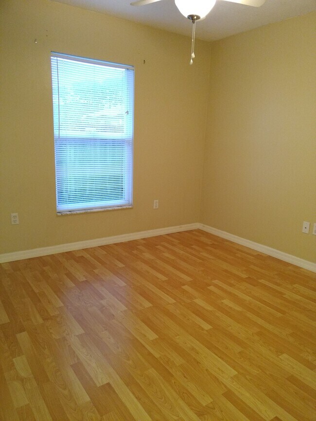 Building Photo - 405 N Willow Ave