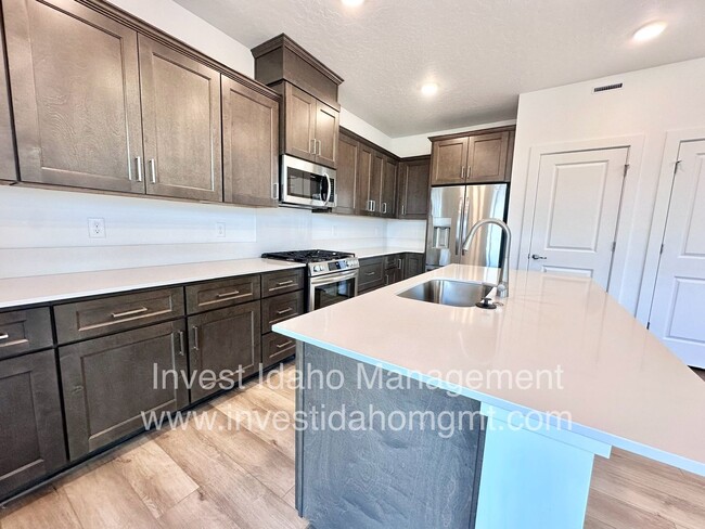 Building Photo - Brand new elegant two-story townhome avail...