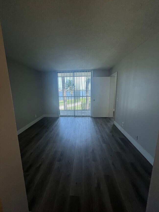 Building Photo - ONE BEDROOM ONE BATHROOM!! With LAKEVIEW!