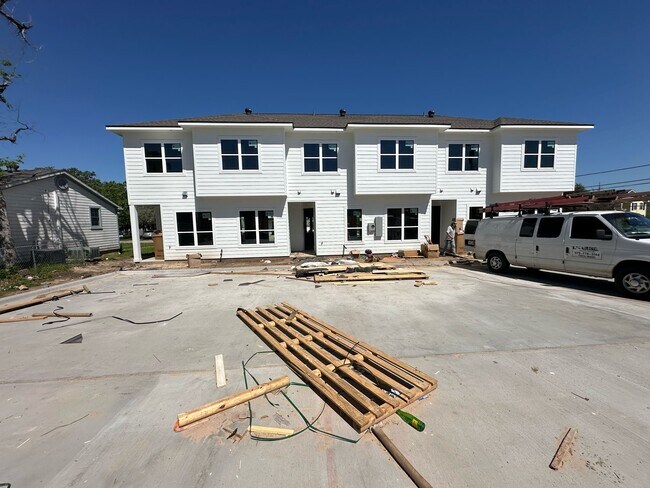 Building Photo - 201 Fairway Dr