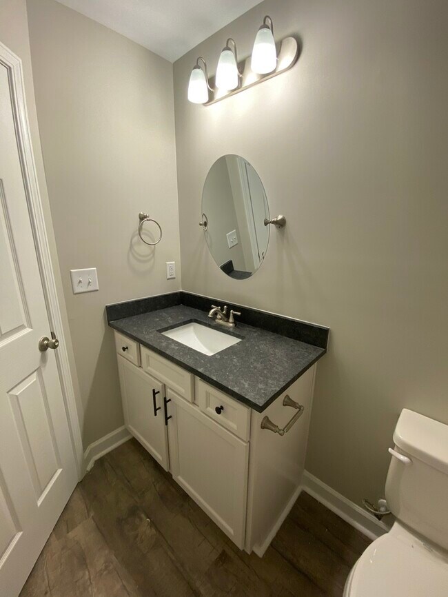 Building Photo - $500 OFF FIRST MONTHS RENT!