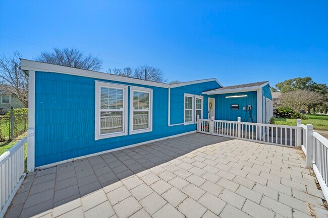 Building Photo - 105 Pompano Ave