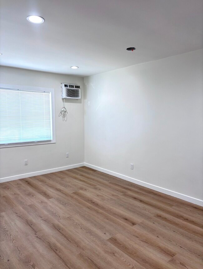 Building Photo - 1416 W 130th St