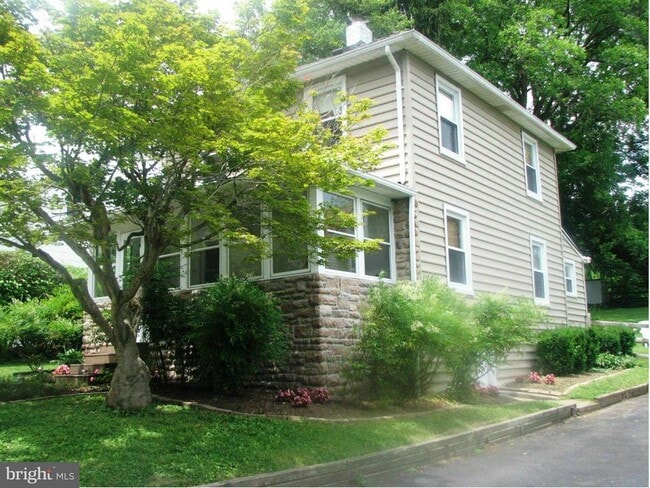 Building Photo - 1706 Willow Ave