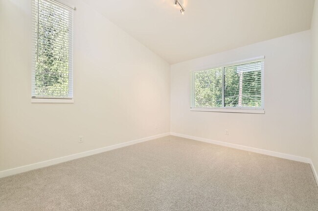 Building Photo - Newly Remodeled 3Bed/3Bath Home in the Hea...