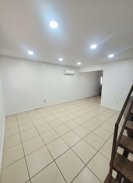 Building Photo - 931 Island Ave