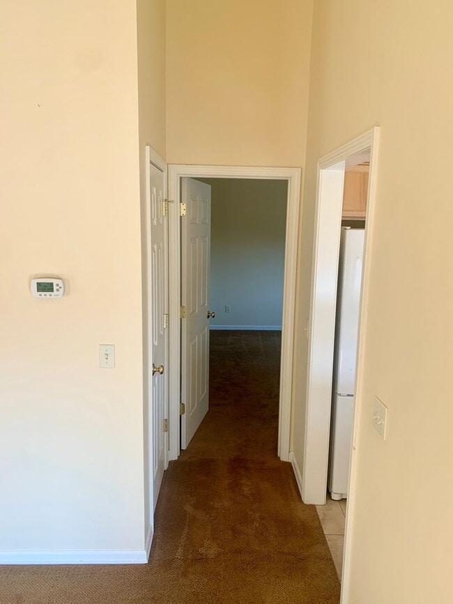 Building Photo - Beautiful 3 bed 2 bath condo on the west end!