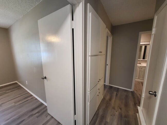 Building Photo - 2110 Redbud Ln