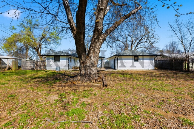 Building Photo - 941 W Hazel St