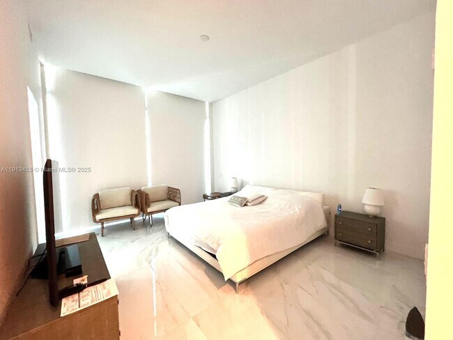 Building Photo - 17550 Collins Ave