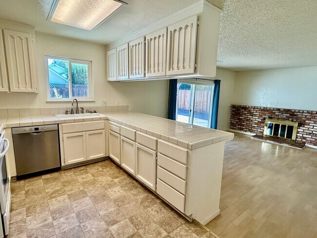 Building Photo - Beautiful Home in Great Neighborhood! Avai...