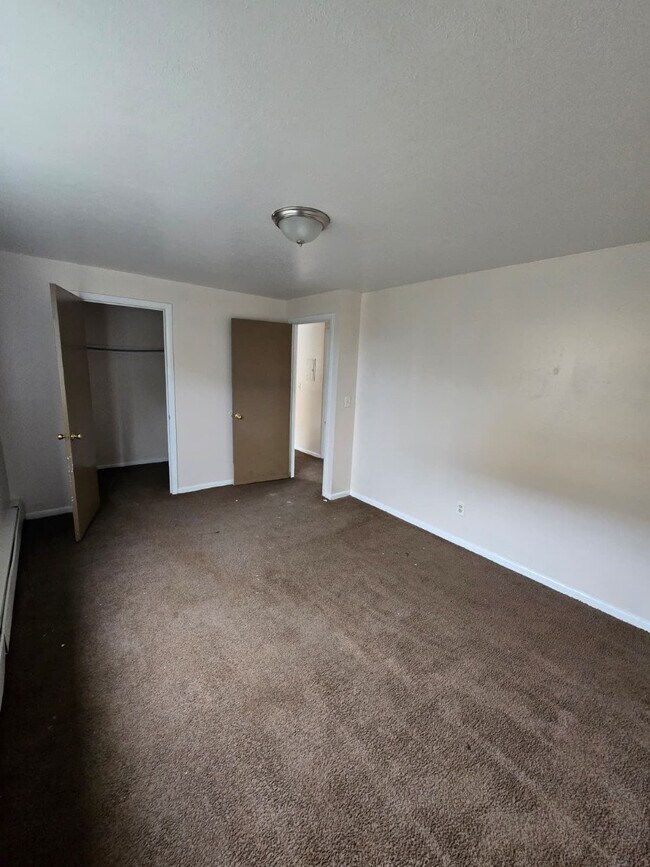 Building Photo - 1885 N Taylor Rd