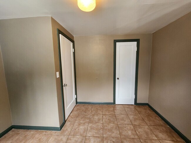 Building Photo - Upstairs Apartment Above Holly Market