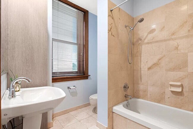 Building Photo - Chic 1-Bed Condo with Hardwood Floors in Prime Chicago Location!