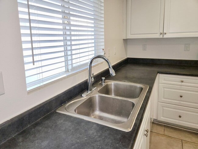 Building Photo - Newer 5 Bedroom home in quiet Lancaster co...