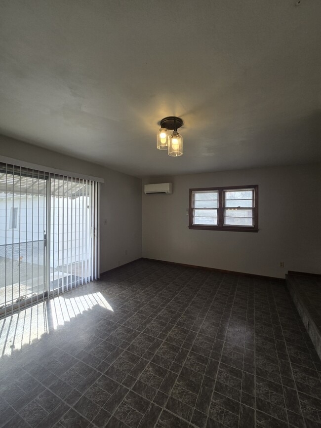 Building Photo - 526 N Martinson Ave