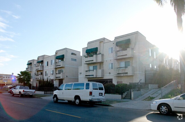 321 N Kenmore Avenue - 321 N Kenmore Ave