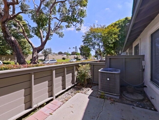 Building Photo - Lakeview Townhouse - 2 Bed / 1 ½ Bath