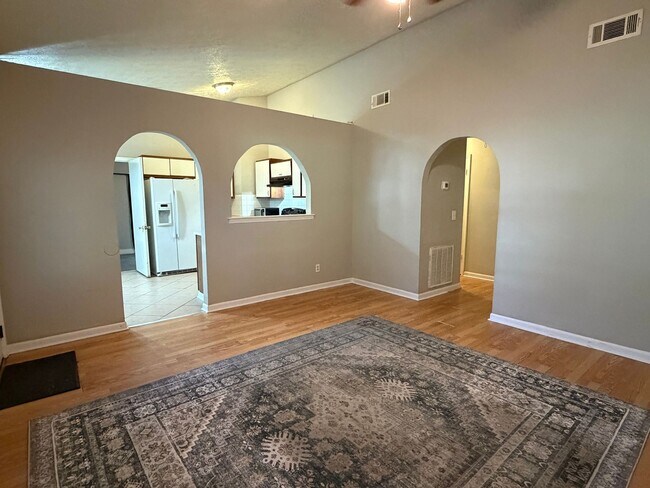 Building Photo - 6 Quail Forest Dr