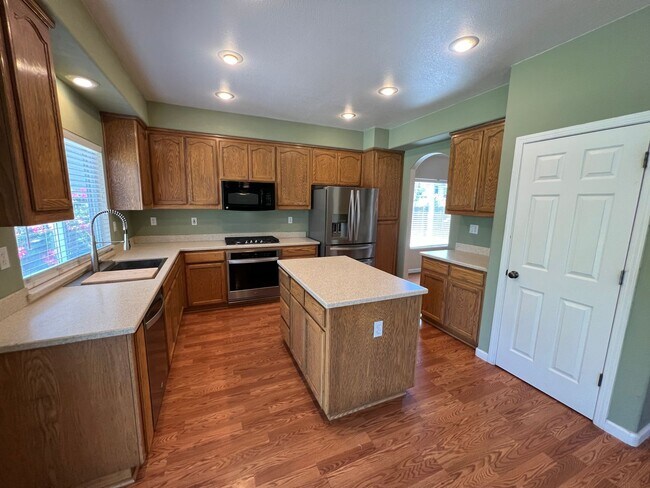 Building Photo - Large 4 bedroom located on a well maintained court!