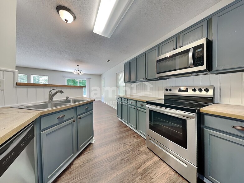 Building Photo - 201 Lameshur Ln